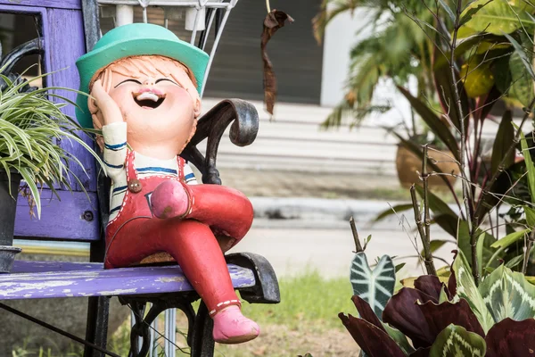 Parlak sabah parkta oyuncak bebek güzel