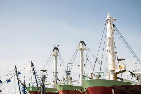 Direk direk gemiler denizde.