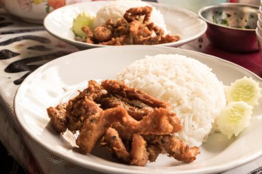 Kızarmış domuz eti herkes gibi yemek pilav.