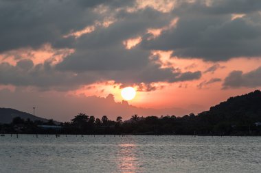 Gölde güzel bir gün batımı.