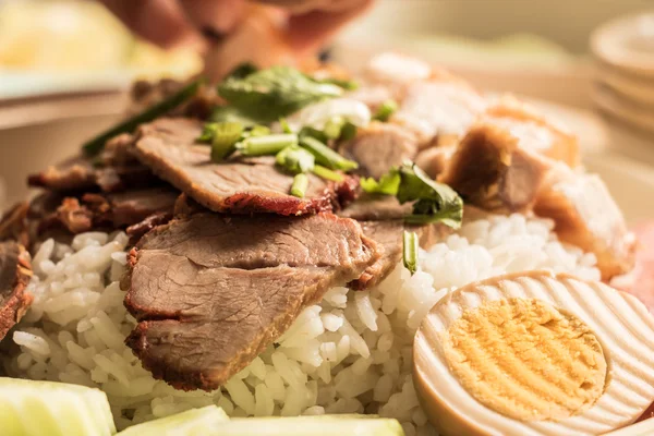 pirinç kırmızı domuz tahiland besindir.