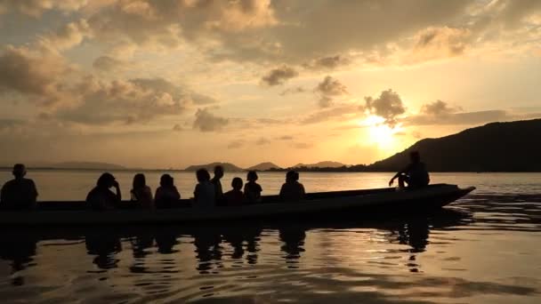 Boat in songkhla lake thailand. — Stock Video