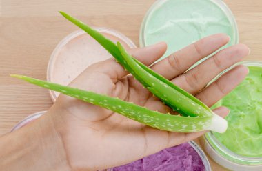 Aloe vera vücut scrub kremi ile seçici foc üzerinde tutan kadın