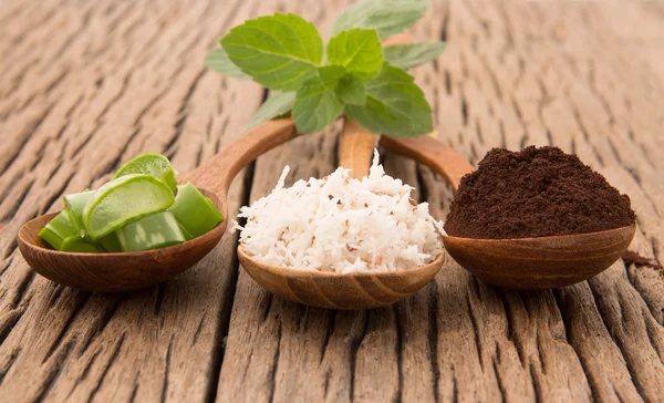 Homemade skin care and body scrub with natural coffee, aloe vera — Stock Photo, Image