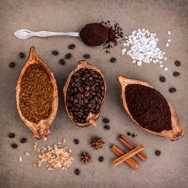 Üç farklı kahve çekirdekleri ve hazır kahve en iyi görünümü ekleme 