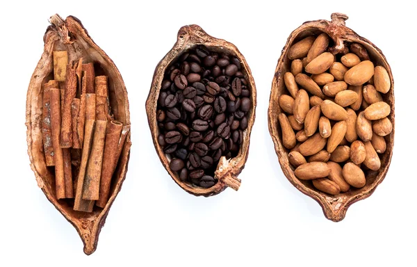 Vorteile des Trinkens von heißem Kakao und Aromatherapie von Kakao, Zimt, Kaffee zur morgendlichen Erfrischung, arrangiert so duftend am Morgen. — Stockfoto