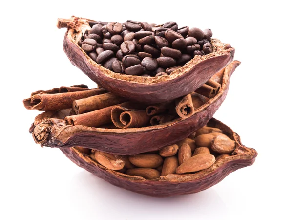 Vorteile des Trinkens von heißem Kakao und Aromatherapie von Kakao, Zimt, Kaffee zur morgendlichen Erfrischung, arrangiert so duftend am Morgen. Stockbild
