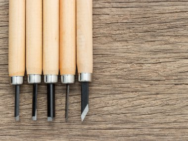 5 Adet Ahşap Oyma Oyma Oyma Larkarerçalışma Keski El Aracı Seti Ahşap ahşap masa üzerinde ahşap, ahşap arka plan üzerinde seçici odak marangozluk keski.