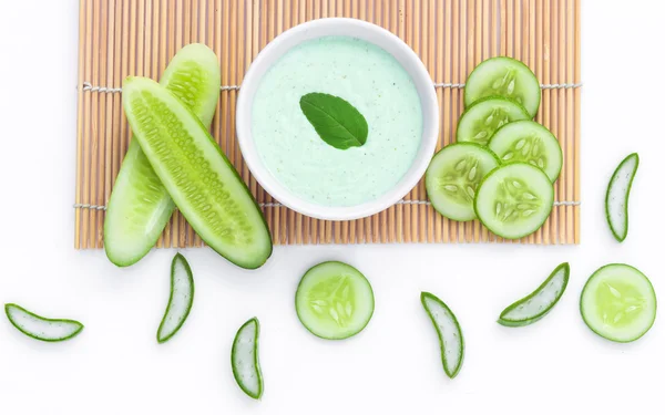 Natürliche Zutat für Hautpflege und Peeling mit Gurke, Avocado und Minze isoliert auf weißem Hintergrund — Stockfoto