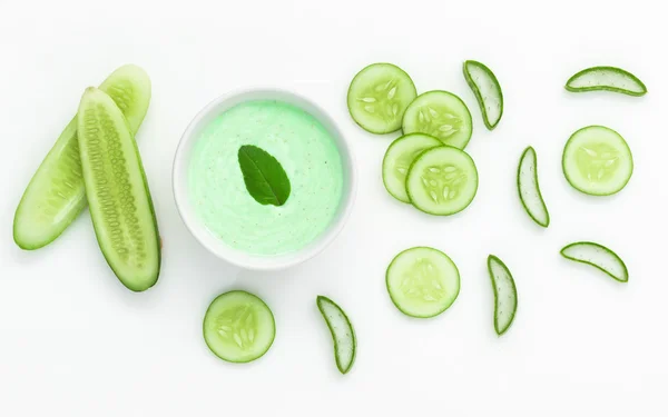 Natürliche Zutat für Hautpflege und Peeling mit Gurke, Avocado und Minze isoliert auf weißem Hintergrund Stockbild