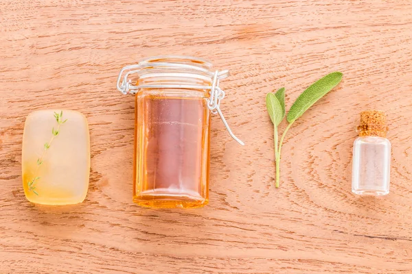 Cuidado alternativo de la piel y exfoliante Salvia fresca, Tomillo, Jabón, miel y — Foto de Stock