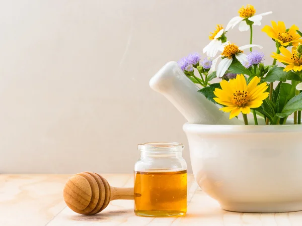 Miel y gotero con flores silvestres sobre un fondo de madera — Foto de Stock