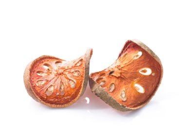 Kuru Bael meyve çayı (Aegle marmelos) Herber üzerinde beyaz bac izole.