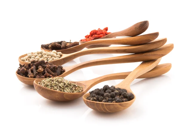 Spicy herb Insert a wooden spoon arranged to prepare food on a w — Stock Photo, Image
