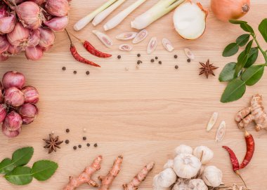 Baharat baharatlı Tayland yemek hazırlamak için bir ahşap zemin üzerinde duruyor