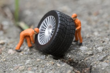 Atölye lastik uydurma kavramı. Minyatür mekaniği yeniden