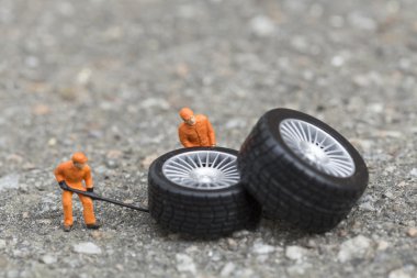 Atölye lastik uydurma kavramı. Minyatür mekaniği yeniden