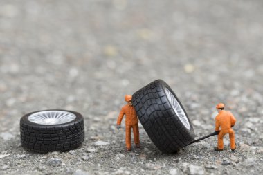 Atölye lastik uydurma kavramı. Minyatür mekaniği yeniden