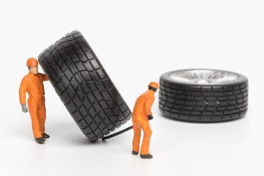 Atölye lastik uydurma kavramı. Minyatür mekaniği yeniden