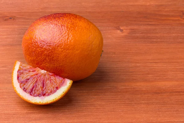 Skład sycylijskich pomarańczy. Całość i pokroić w segmenta — Zdjęcie stockowe