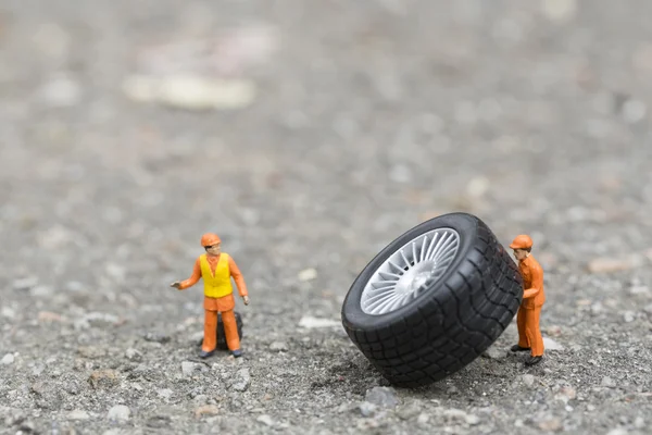 El concepto de la instalación de neumáticos de taller. Mecánica en miniatura re — Foto de Stock