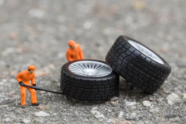 Atölye lastik uydurma kavramı. Minyatür mekaniği yeniden