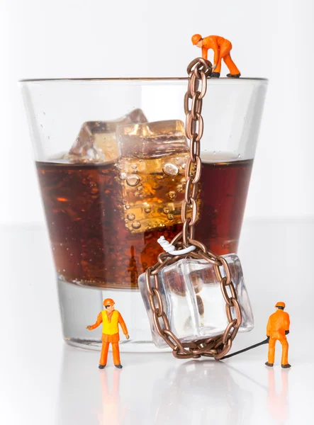 The concept of alcohol in bars and restaurants. Miniature toy wo — Stock Photo, Image