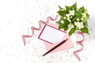 Boş kartı ve beyaz arka plan üzerinde zarf