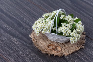 Altın yüzük ve çiçeklerle ahşap arka plan üzerinde evlenme teklifi
