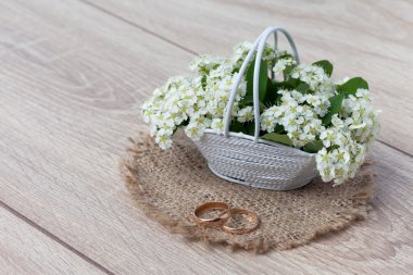 Altın yüzük ve çiçeklerle ahşap arka plan üzerinde evlenme teklifi