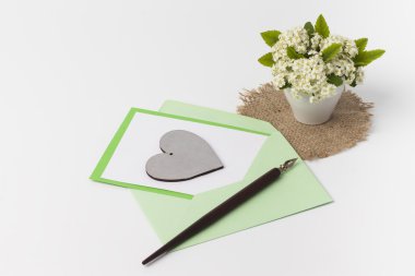 Boş kartı ve beyaz arka plan üzerinde zarf