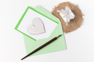 Boş kartı ve beyaz arka plan üzerinde zarf