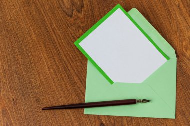 Boş kartı ve ahşap arka plan üzerinde zarf