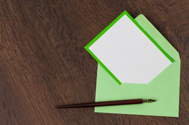 Boş kartı ve ahşap arka plan üzerinde zarf