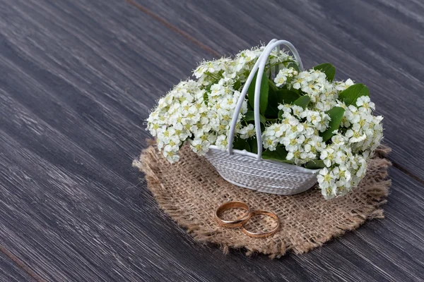 Altın yüzük ve çiçeklerle ahşap arka plan üzerinde evlenme teklifi