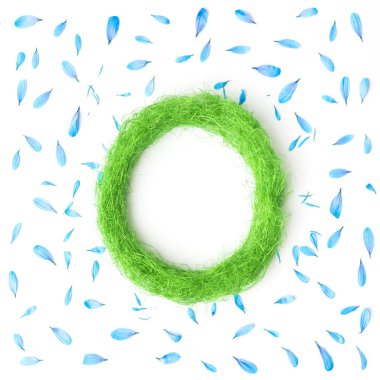 beyaz zemin üzerine mavi çiçek deseni. Düz yatıyordu.