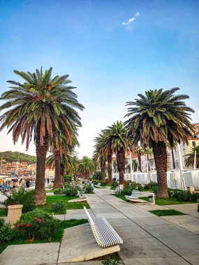 Sabahleyin Split 'in güzel caddesinde 