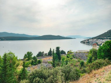 Neum tepelerinden Adriyatik Denizi 'ne bakıyorum.