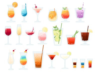 Beyaz arka planda tropikal alkolik ve alkolsüz kokteyllerin büyük bir koleksiyonu..