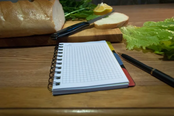 Notitieboekje met het recept-boek een lege blad veganistische recepten — Stockfoto