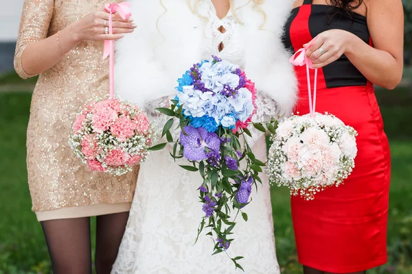 Três damas de honor que prendem buquês — Fotografia de Stock