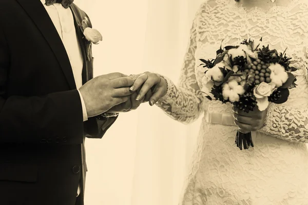 Bride and groom exchange rings — Stock Photo, Image