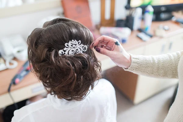 Волосы невесты, украшенные волосами — стоковое фото