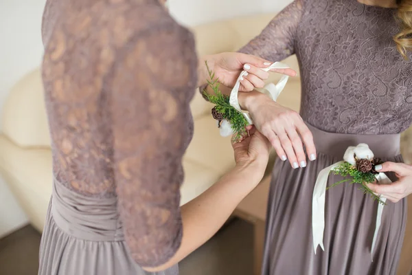 Boutonniere na mão da dama de honra — Fotografia de Stock