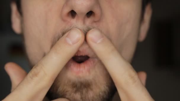 Чоловік торкається бороди і вусів — стокове відео