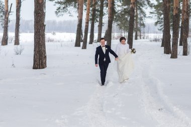 bir kış ormanda yürüyüş çift yeni evliler