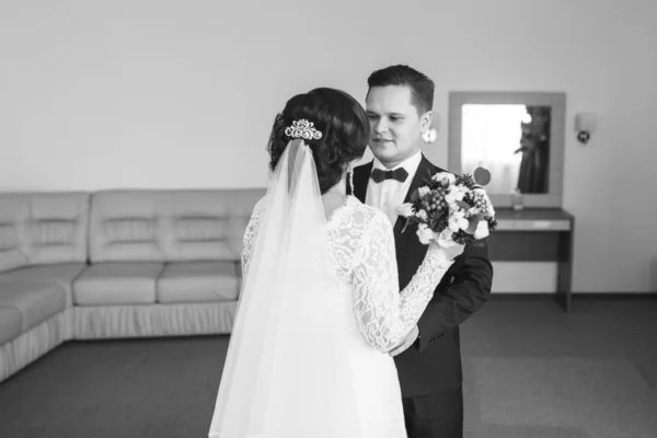 Bride meets groom — Stock Photo, Image