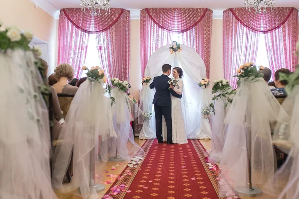 Cerimônia de casamento ao lado do arco — Fotografia de Stock