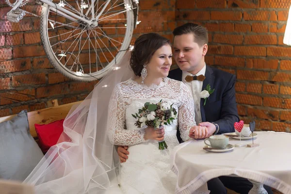 Bride and groom drinking coffee — Stock Photo, Image