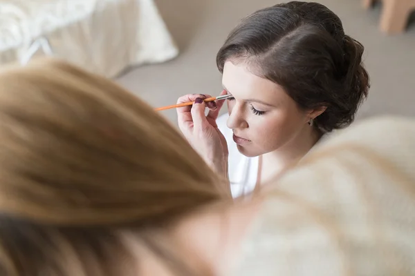 Bride applying wedding make-up — Stock Photo, Image
